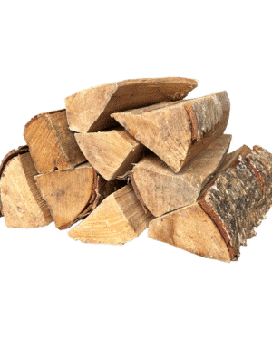 Ovntørret birk brænde – tæt nærbillede af kløvede brændestykker