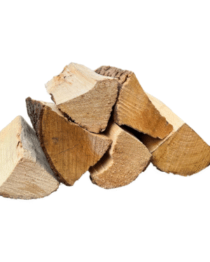 Ovntørret blandet løv brænde – tæt nærbillede af brændekævler klar til brug